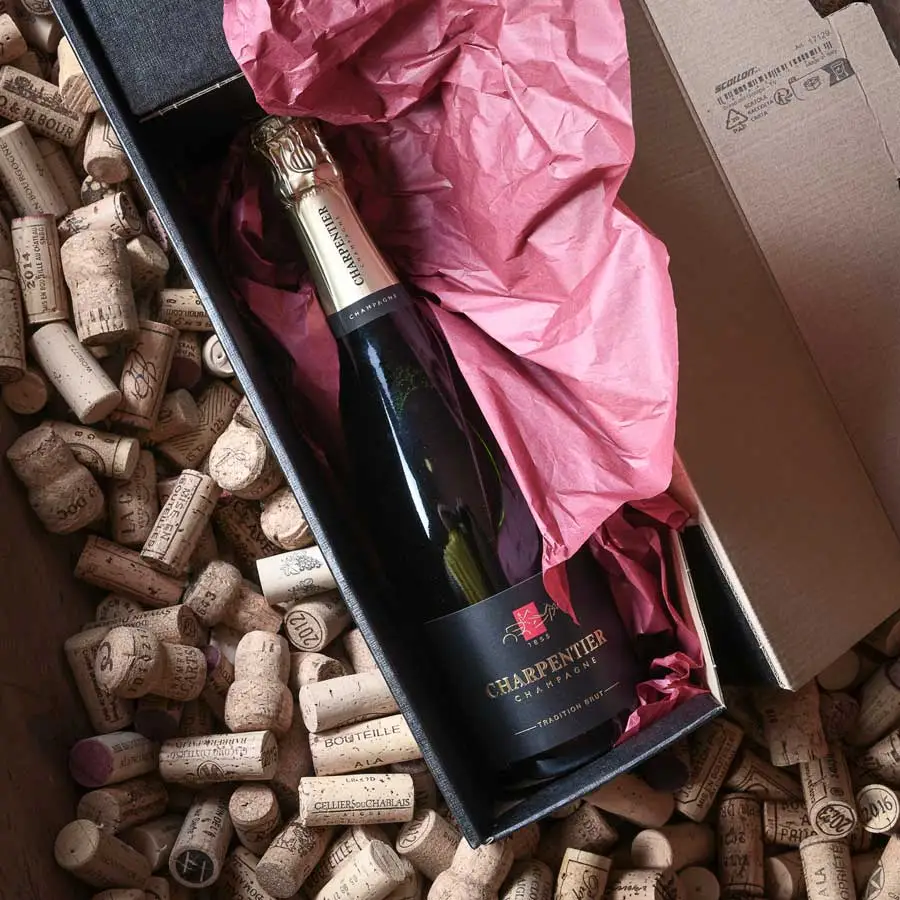 Coffret cadeau de champagne Charpentier avec emballage rose, proposé par la Boîte à Cépages.