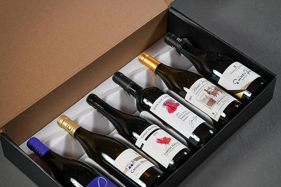 Coffrets cadeaux de vins proposés par Boîte à Cépages aux Avenières, assortiments de bouteilles artisanales et bio